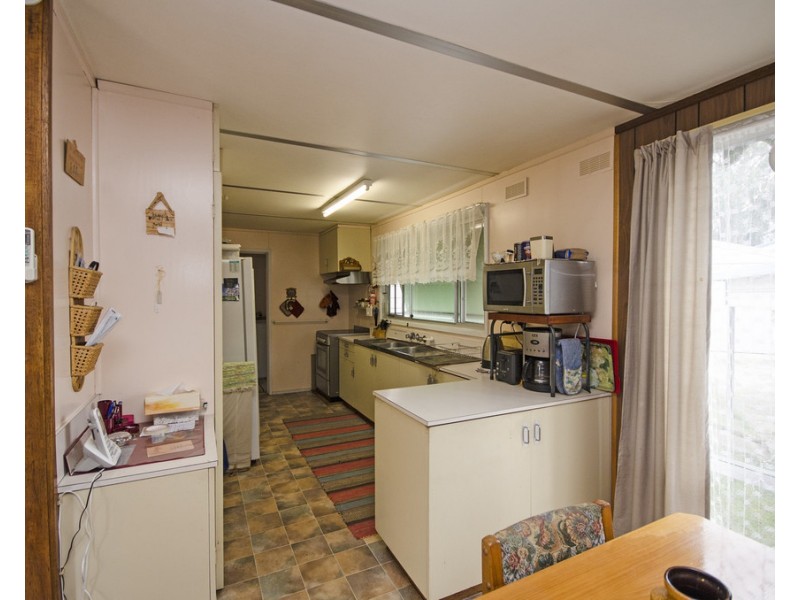 15 Cross Avenue, Dartmouth VIC 3701