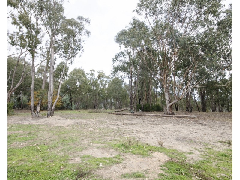 15 Cross Avenue, Dartmouth VIC 3701