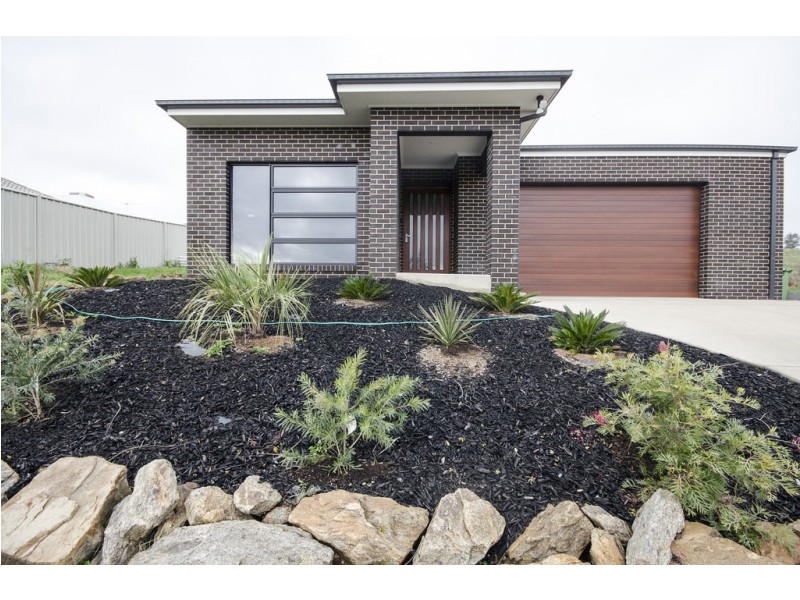 8 ANGLESEY STREET, Wodonga VIC 3690