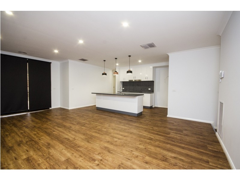 8 ANGLESEY STREET, Wodonga VIC 3690
