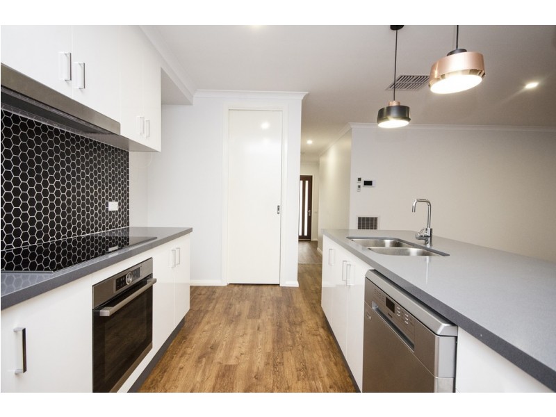8 ANGLESEY STREET, Wodonga VIC 3690