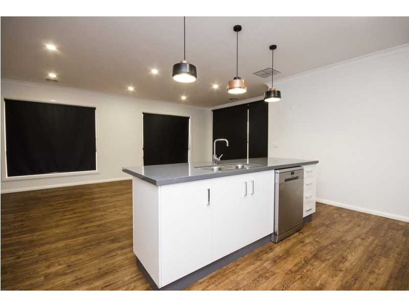 8 ANGLESEY STREET, Wodonga VIC 3690