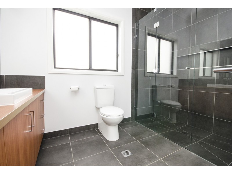 8 ANGLESEY STREET, Wodonga VIC 3690