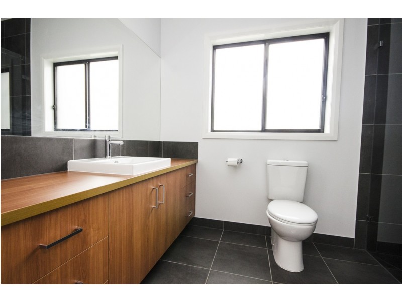 8 ANGLESEY STREET, Wodonga VIC 3690
