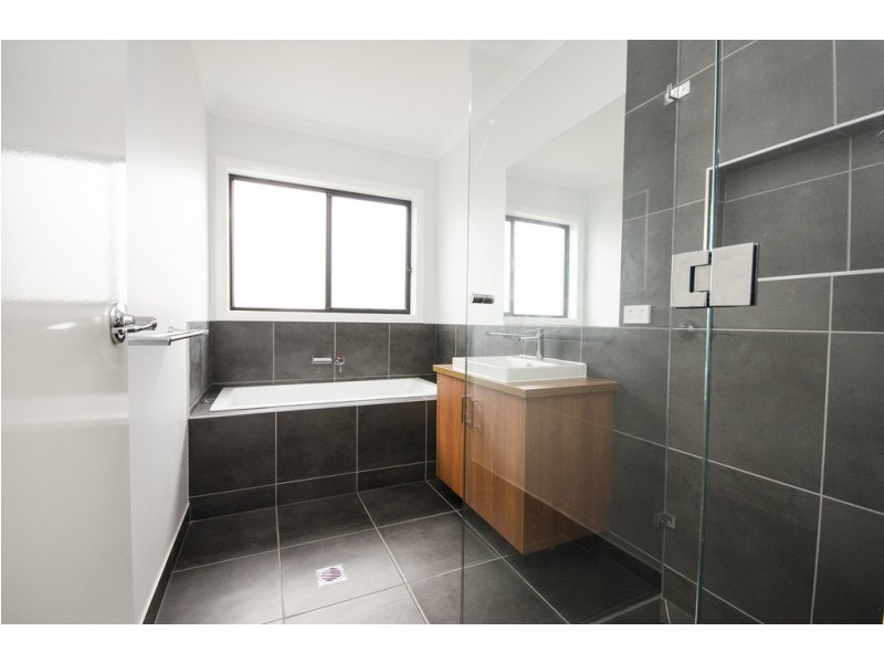 8 ANGLESEY STREET, Wodonga VIC 3690