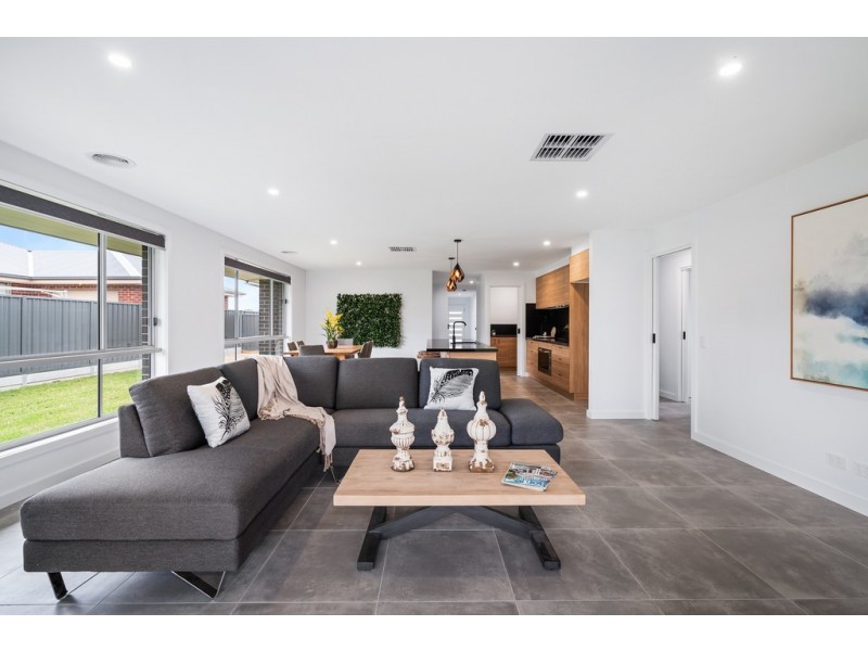 73 Riverboat Drive, Thurgoona NSW 2640