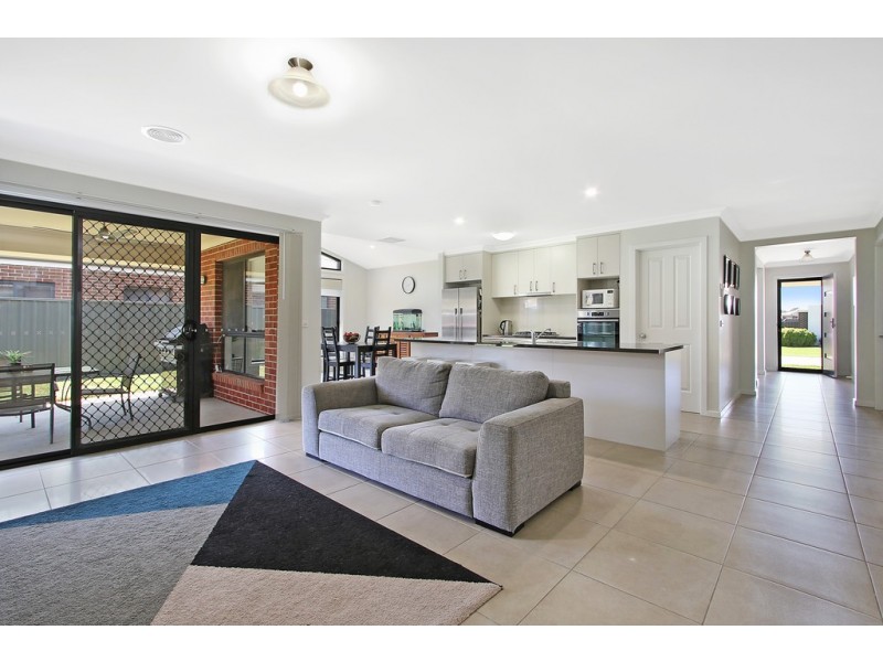 17 Kirby Drive, Killara VIC 3691