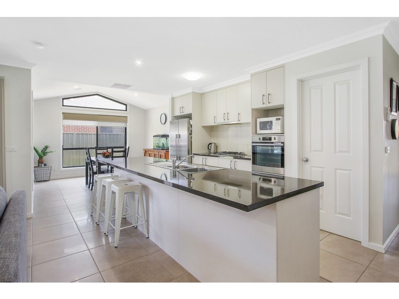 17 Kirby Drive, Killara VIC 3691