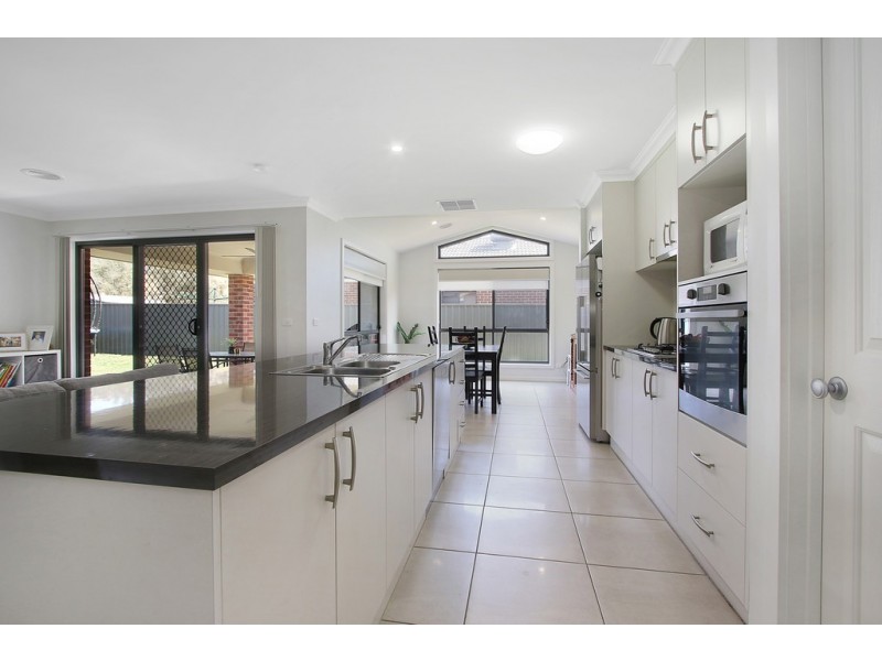 17 Kirby Drive, Killara VIC 3691