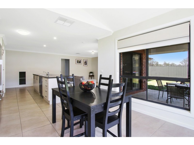 17 Kirby Drive, Killara VIC 3691