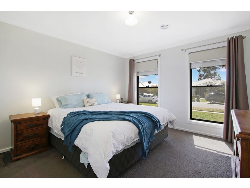 17 Kirby Drive, Killara VIC 3691