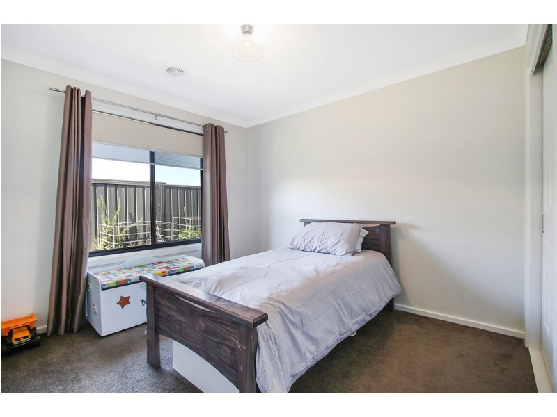 17 Kirby Drive, Killara VIC 3691