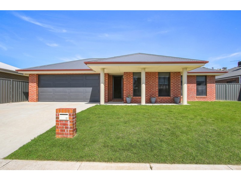 17 Kirby Drive, Killara VIC 3691