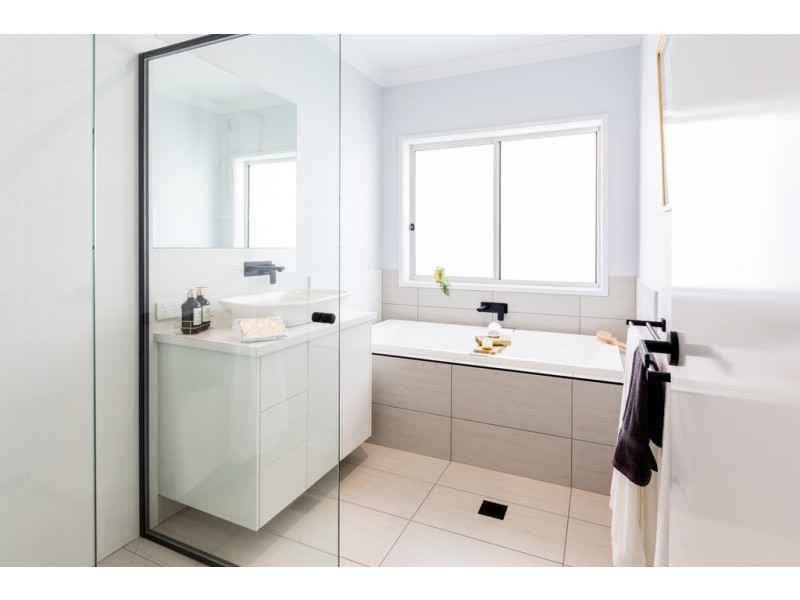 2 Yarrabee Drive, Thurgoona NSW 2640