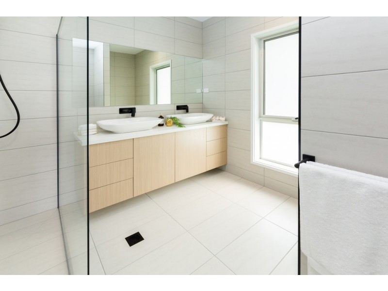 2 Yarrabee Drive, Thurgoona NSW 2640