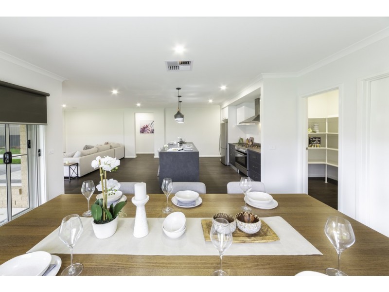 8 Yarrabee Drive, Thurgoona NSW 2640