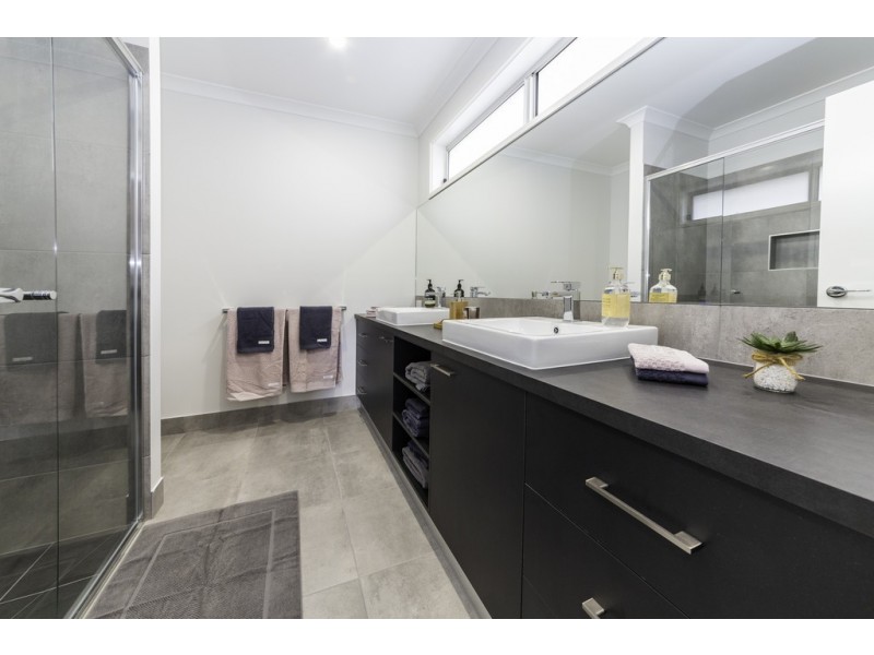 8 Yarrabee Drive, Thurgoona NSW 2640