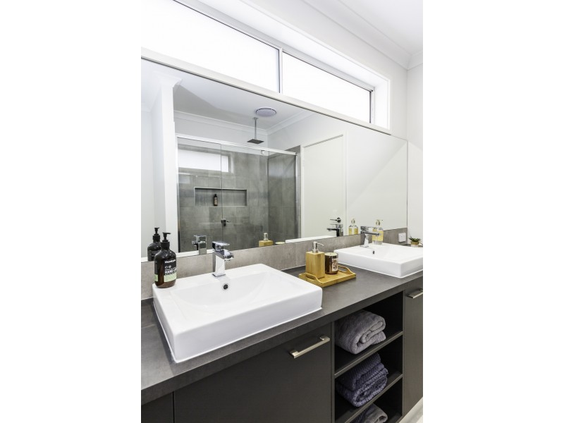 8 Yarrabee Drive, Thurgoona NSW 2640