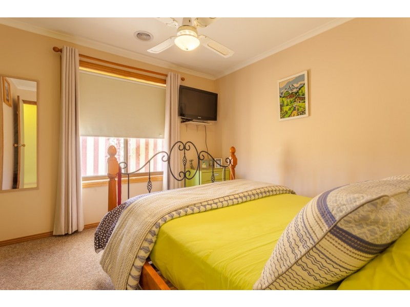 8 Martin Street, Corowa NSW 2646