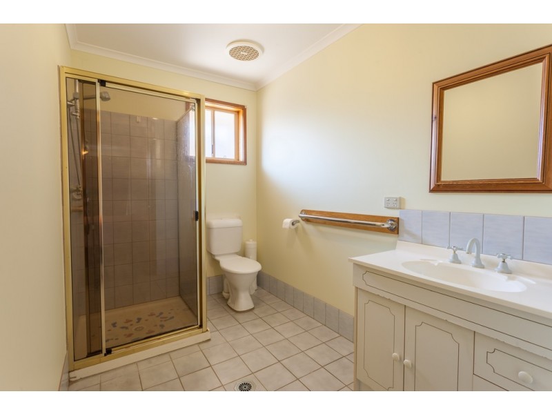 42 Beryl Drive, Corowa NSW 2646