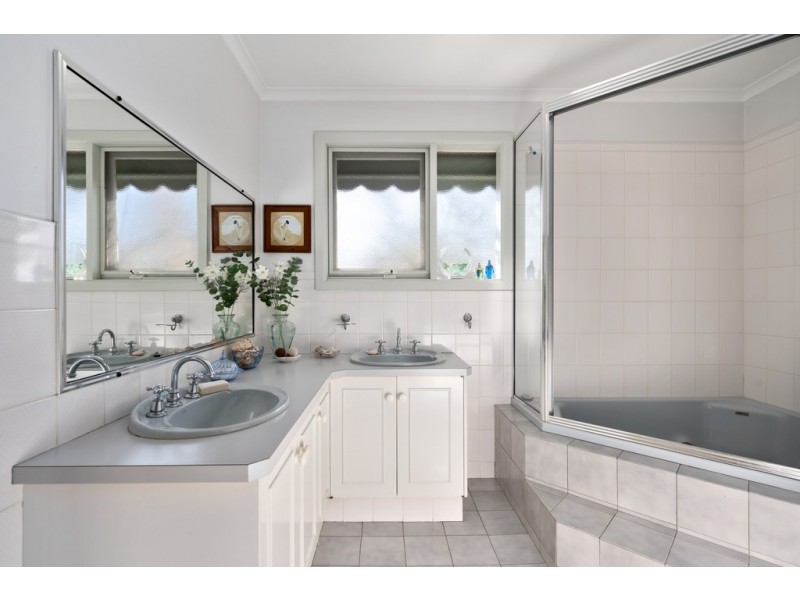 423 Parkview Crescent, Lavington NSW 2641