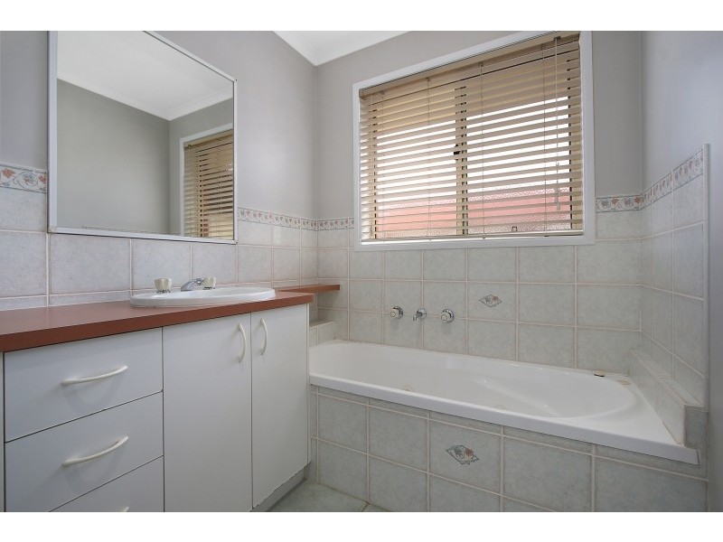 8 CARAWAY STREET, Baranduda VIC 3691