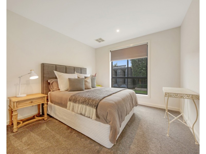 61 Riverboat Drive, Thurgoona NSW 2640