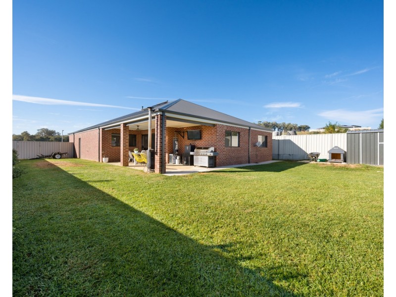 8 Willett Drive, Wodonga VIC 3690