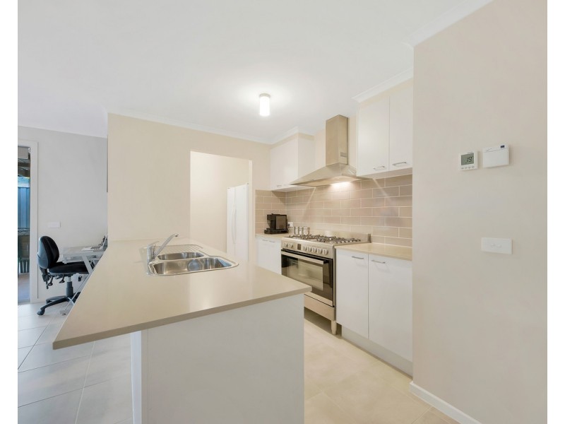 15 Hampshire Boulevard, Leneva VIC 3691