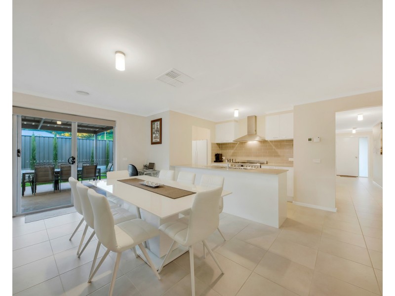 15 Hampshire Boulevard, Leneva VIC 3691