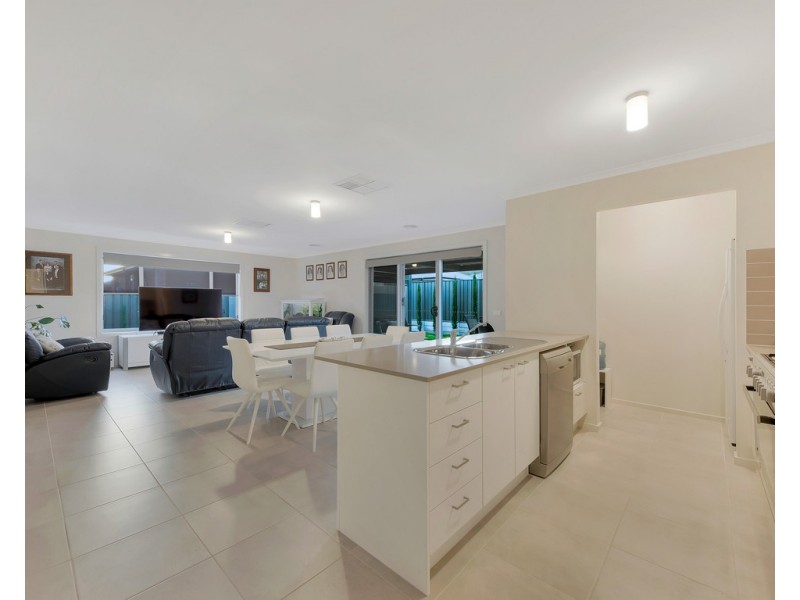 15 Hampshire Boulevard, Leneva VIC 3691