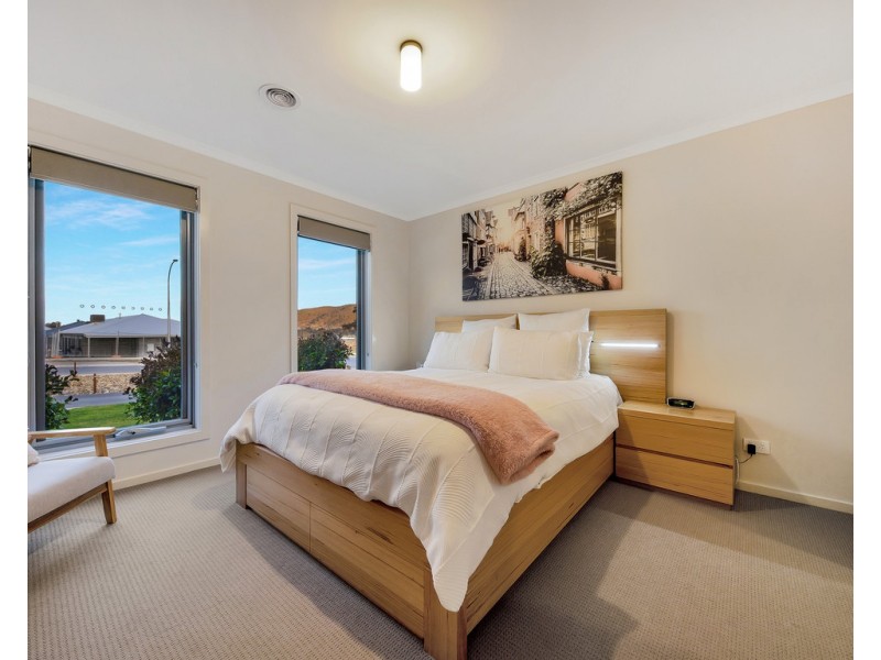 15 Hampshire Boulevard, Leneva VIC 3691