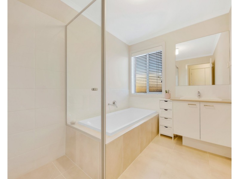 15 Hampshire Boulevard, Leneva VIC 3691