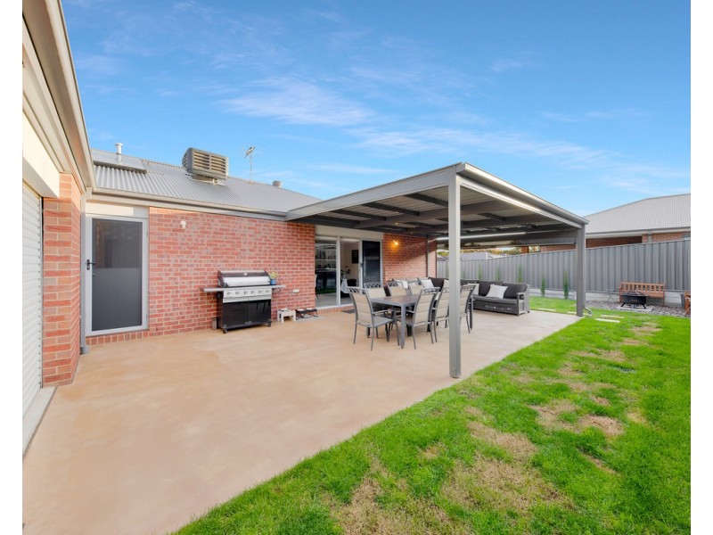 15 Hampshire Boulevard, Leneva VIC 3691