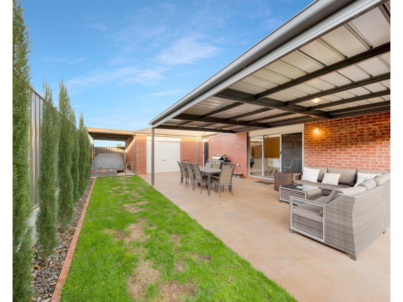 15 Hampshire Boulevard, Leneva VIC 3691