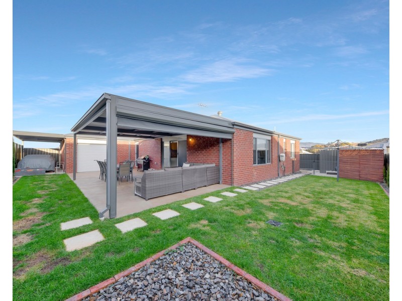 15 Hampshire Boulevard, Leneva VIC 3691