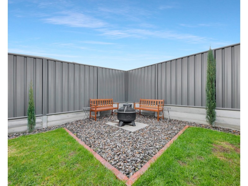 15 Hampshire Boulevard, Leneva VIC 3691