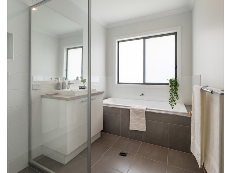 11 Kerrford Drive, Thurgoona NSW 2640