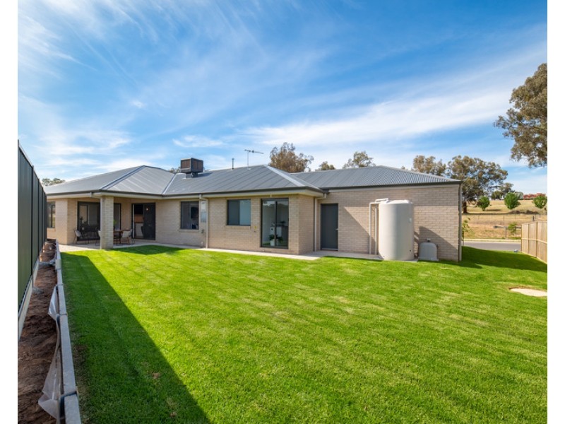 11 Kerrford Drive, Thurgoona NSW 2640