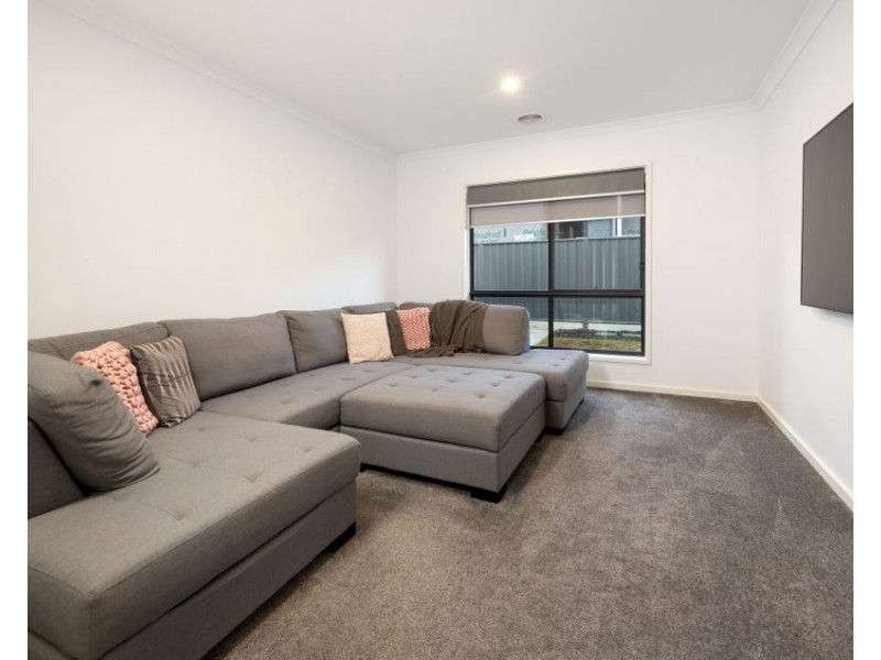 10 CANON STREET, Leneva VIC 3691