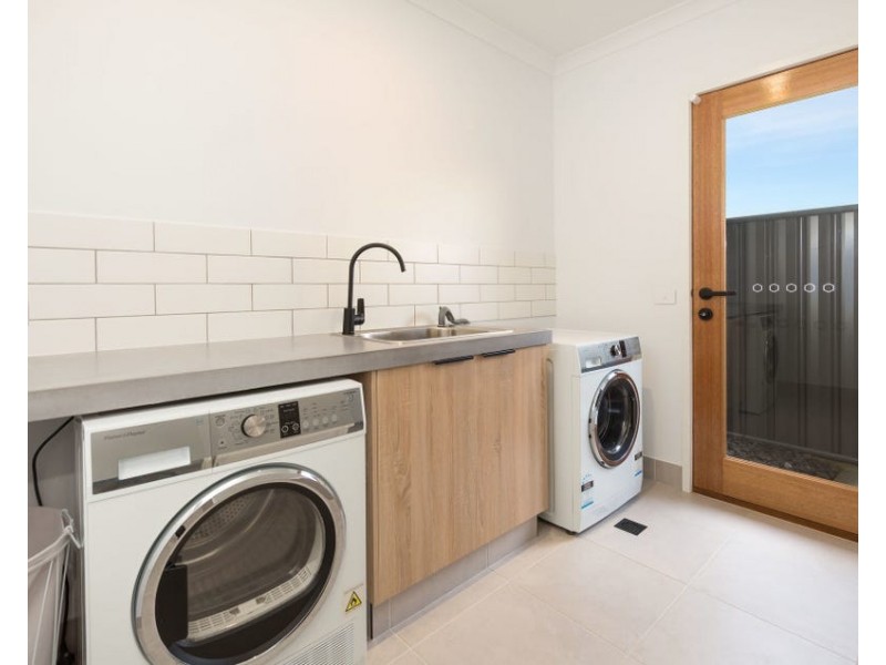 10 CANON STREET, Leneva VIC 3691