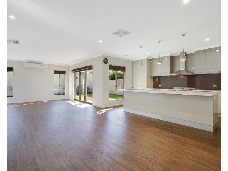 4 GURNEY CRESCENT, Wodonga VIC 3690