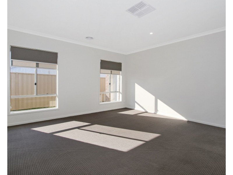 4 GURNEY CRESCENT, Wodonga VIC 3690