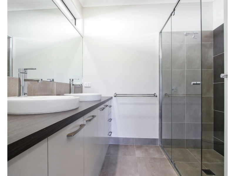 4 GURNEY CRESCENT, Wodonga VIC 3690