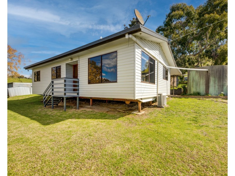 2 Hewitt Street, Bethanga VIC 3691