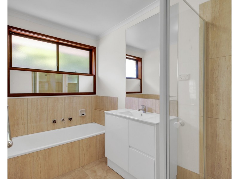 27 Gayview Drive, West Wodonga VIC 3690