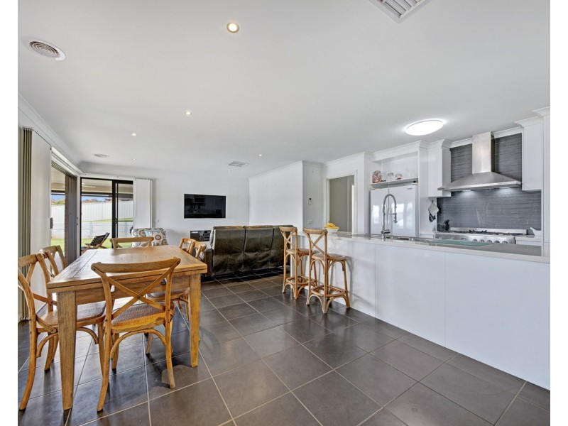 8 Dempster Place, Leneva VIC 3691