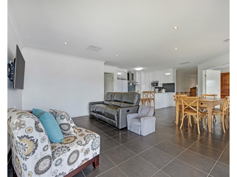 8 Dempster Place, Leneva VIC 3691