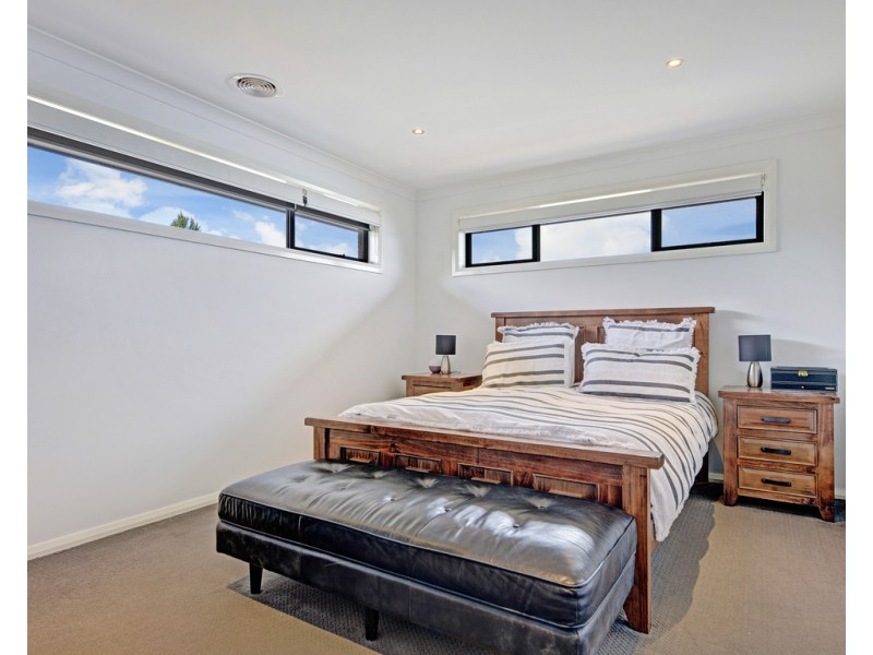 8 Dempster Place, Leneva VIC 3691