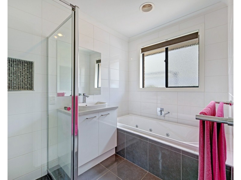 8 Dempster Place, Leneva VIC 3691